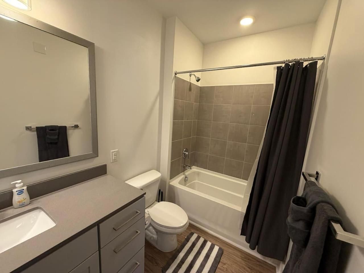 Uptown Escape - Free Parking, Pool, Walkable Apartment