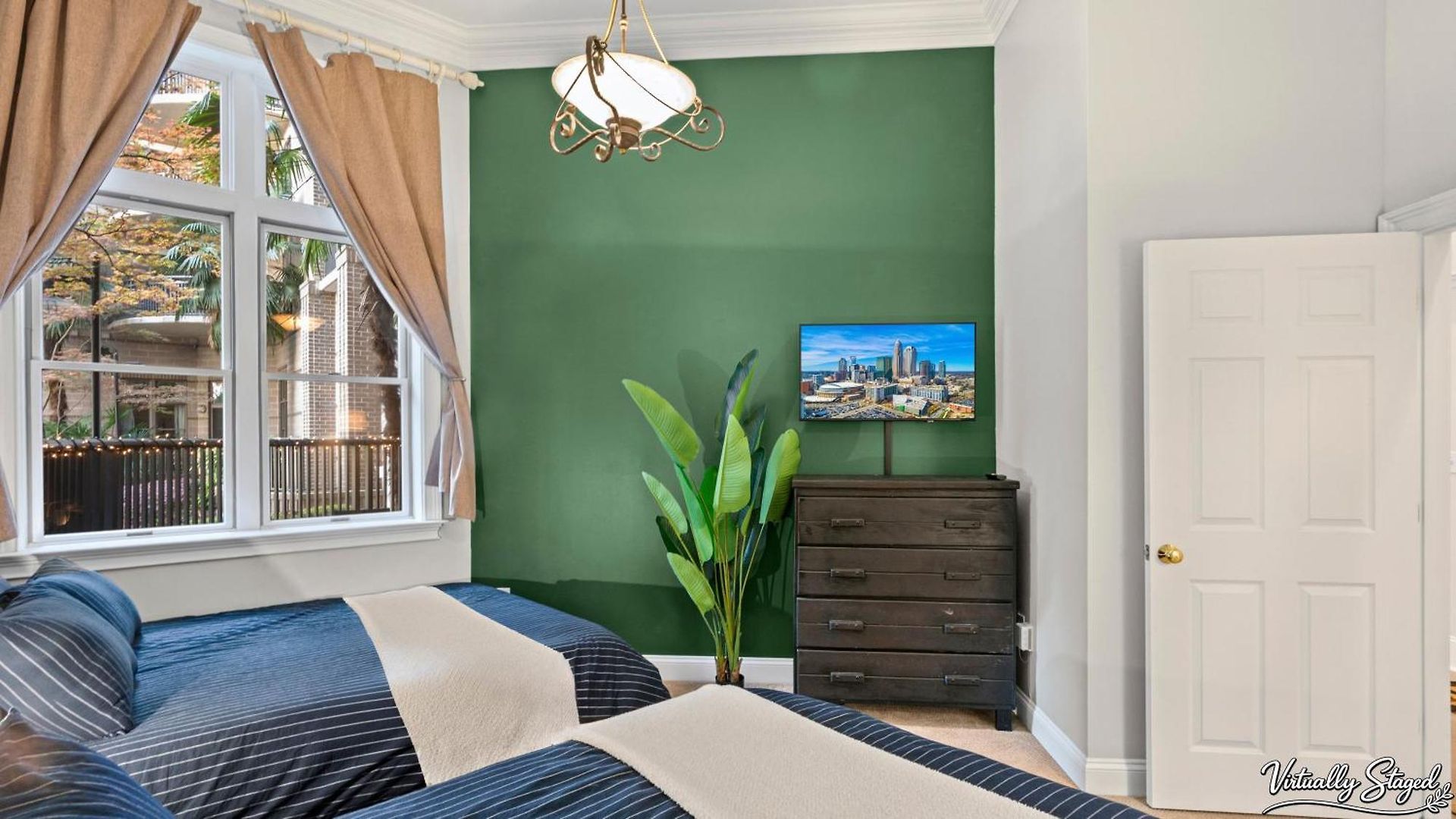 Apartment Walk To Boa & Truist, Luxury 2br With Pool Patio *
