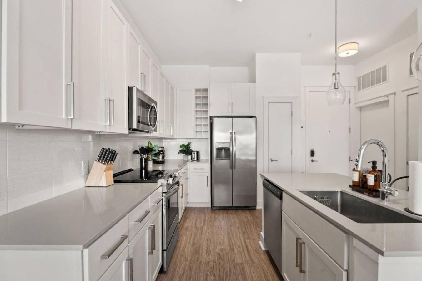 Apartment Skyline - Free Parking, Pool, Views