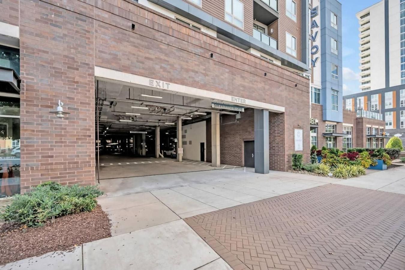 Queen Haven - Free Parking, Pool, Balcony Apartment *