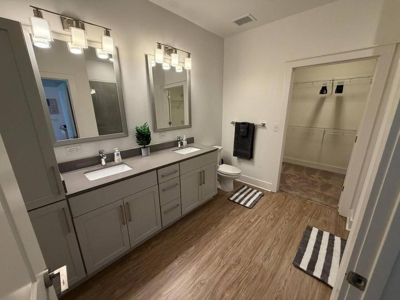 Uptown Escape - Free Parking, Pool, Walkable Apartment Charlotte