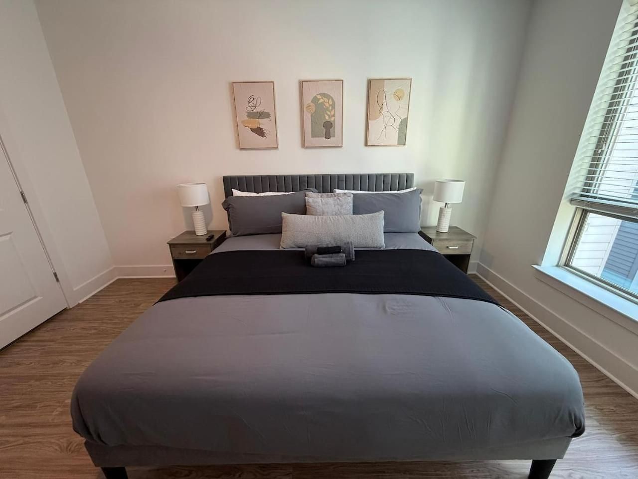 Uptown Escape - Free Parking, Pool, Walkable