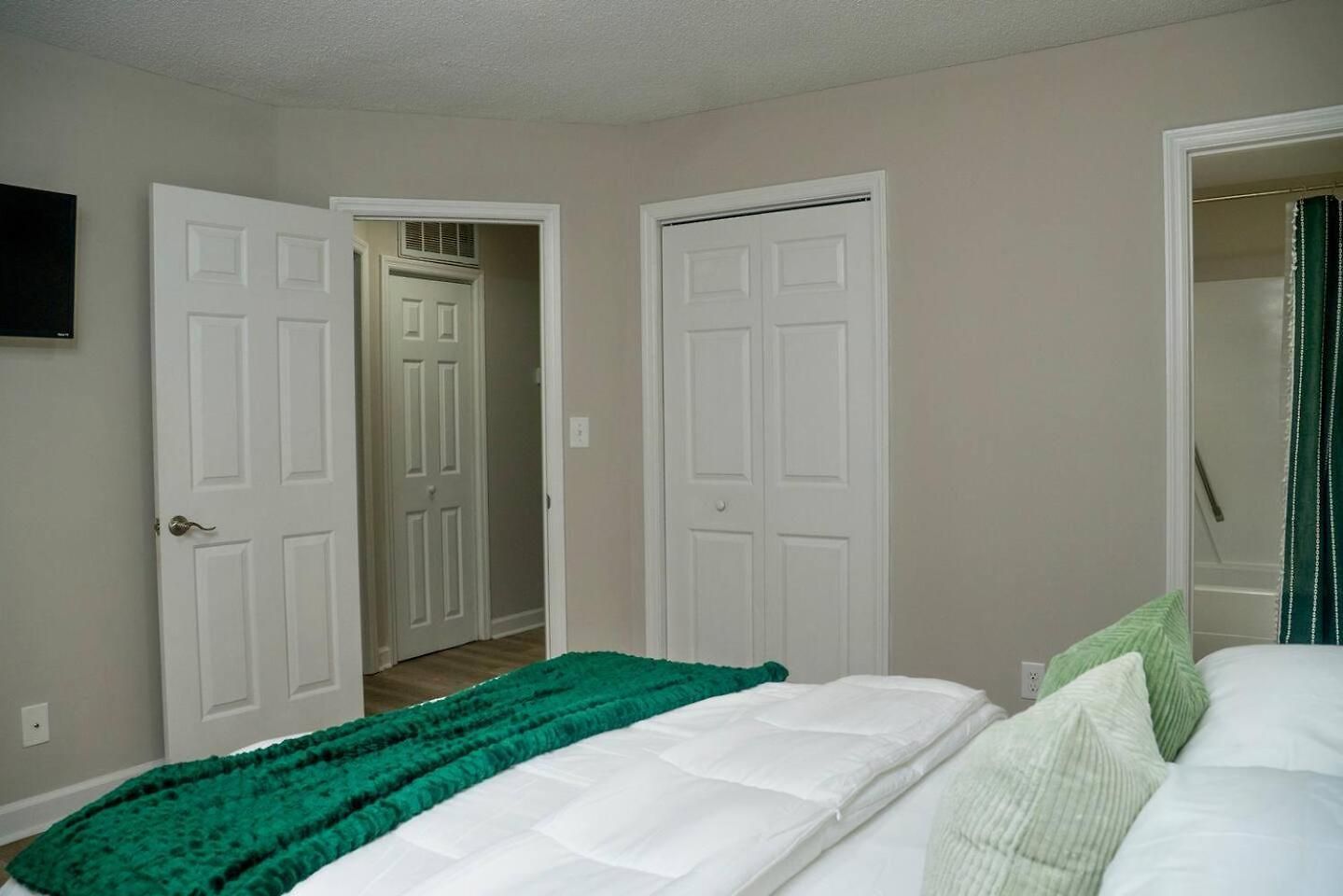 Uptown Luxe Retreat With Parking & Walk To Center