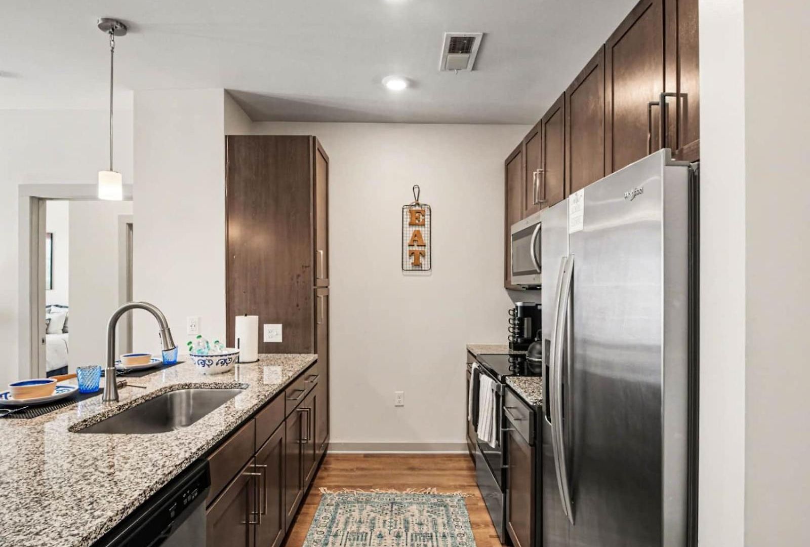 Luxury 2br Near Uptown | Noda & Light Rail Apartment