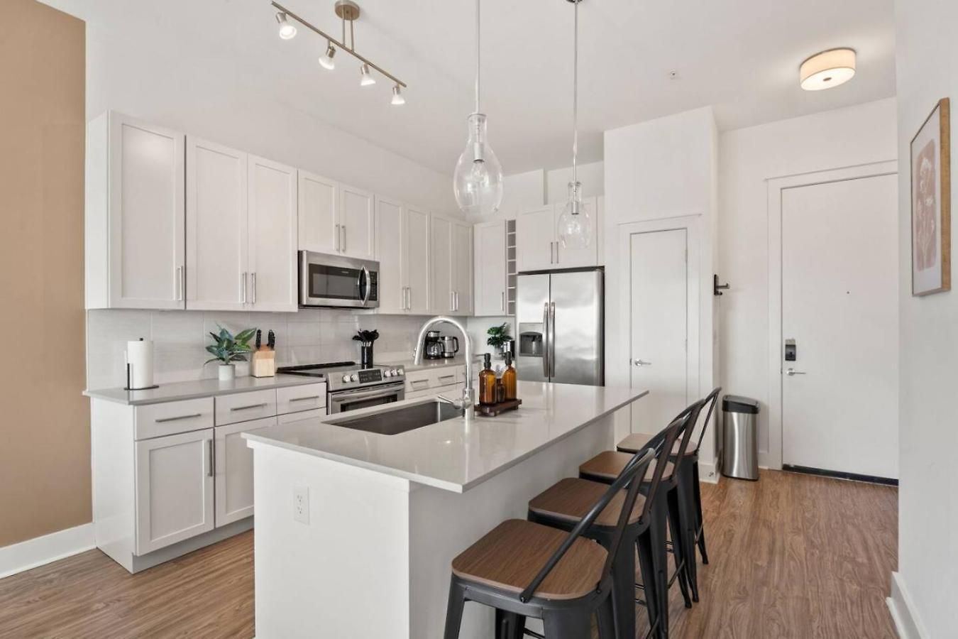 Apartment Skyline - Free Parking, Pool, Views *
