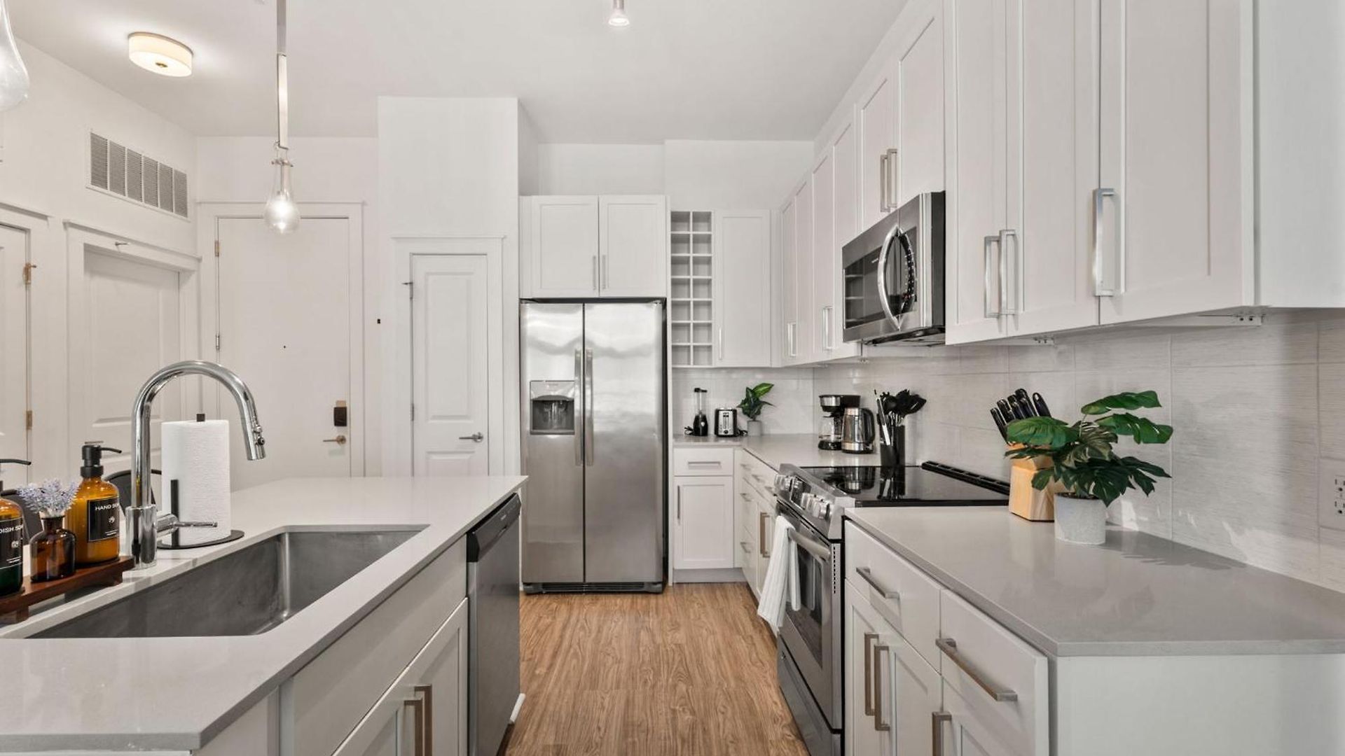 Carolina Charm - Free Parking, Pool, Gym * Charlotte