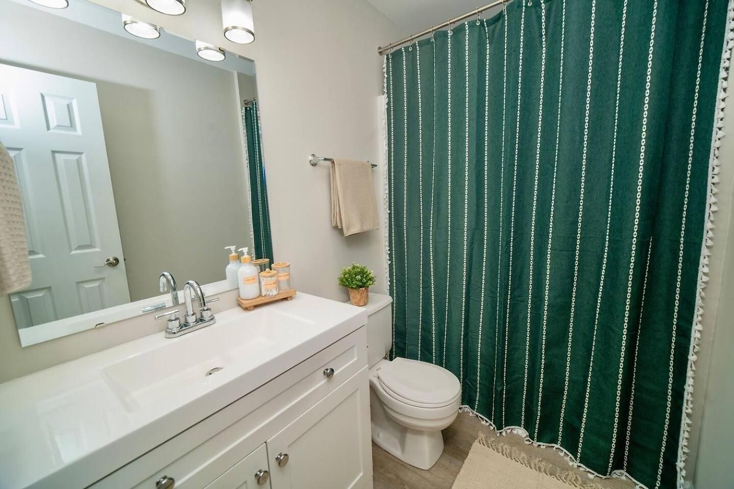 Uptown Luxe Retreat With Parking & Walk To Center