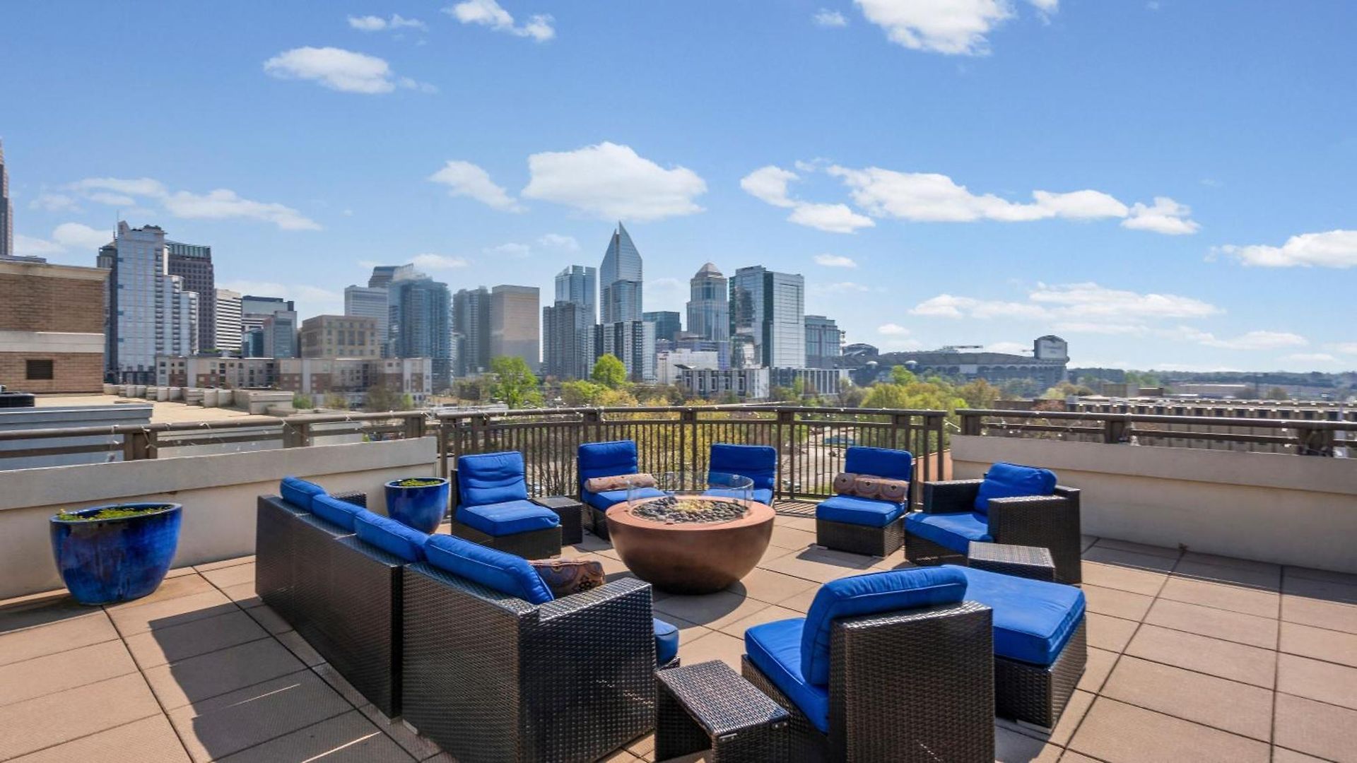 Apartment Walk To Boa & Truist, Luxury 2br With Pool Patio Charlotte