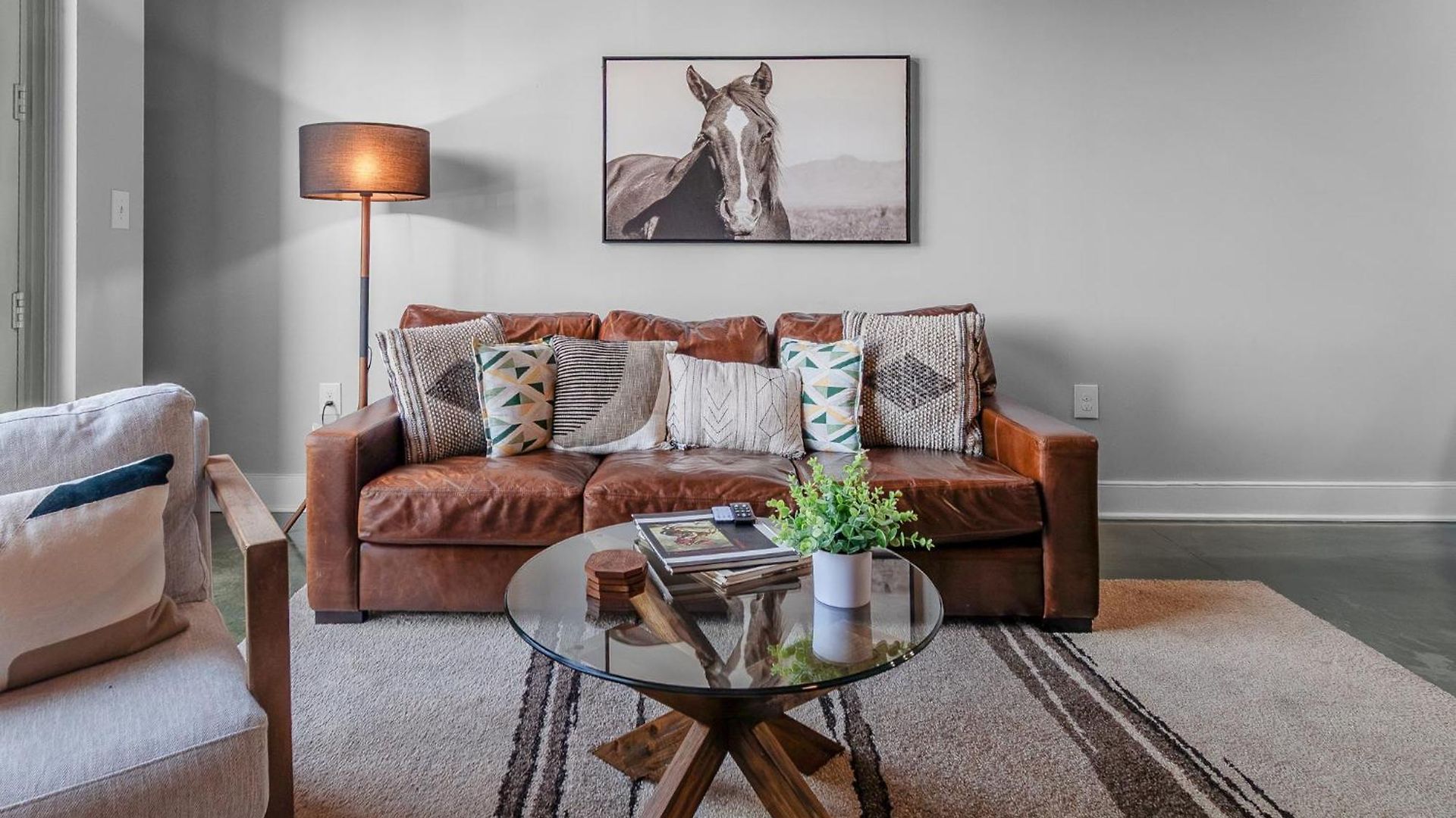 Modern Uptown Loft - Corporate-ready - Views