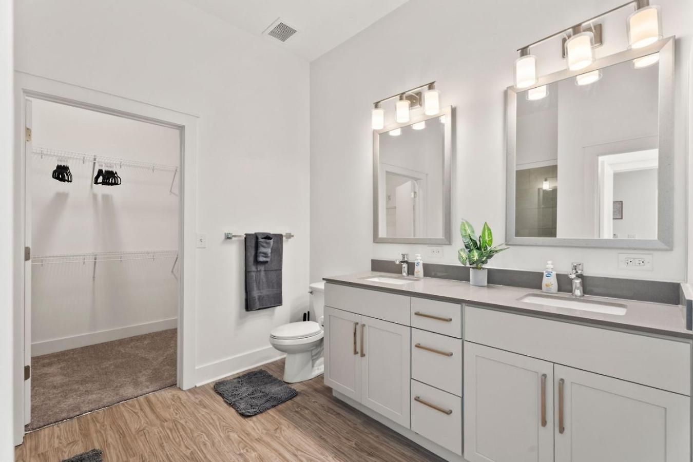 Lights Retreat - Pool, Central, Free Parking