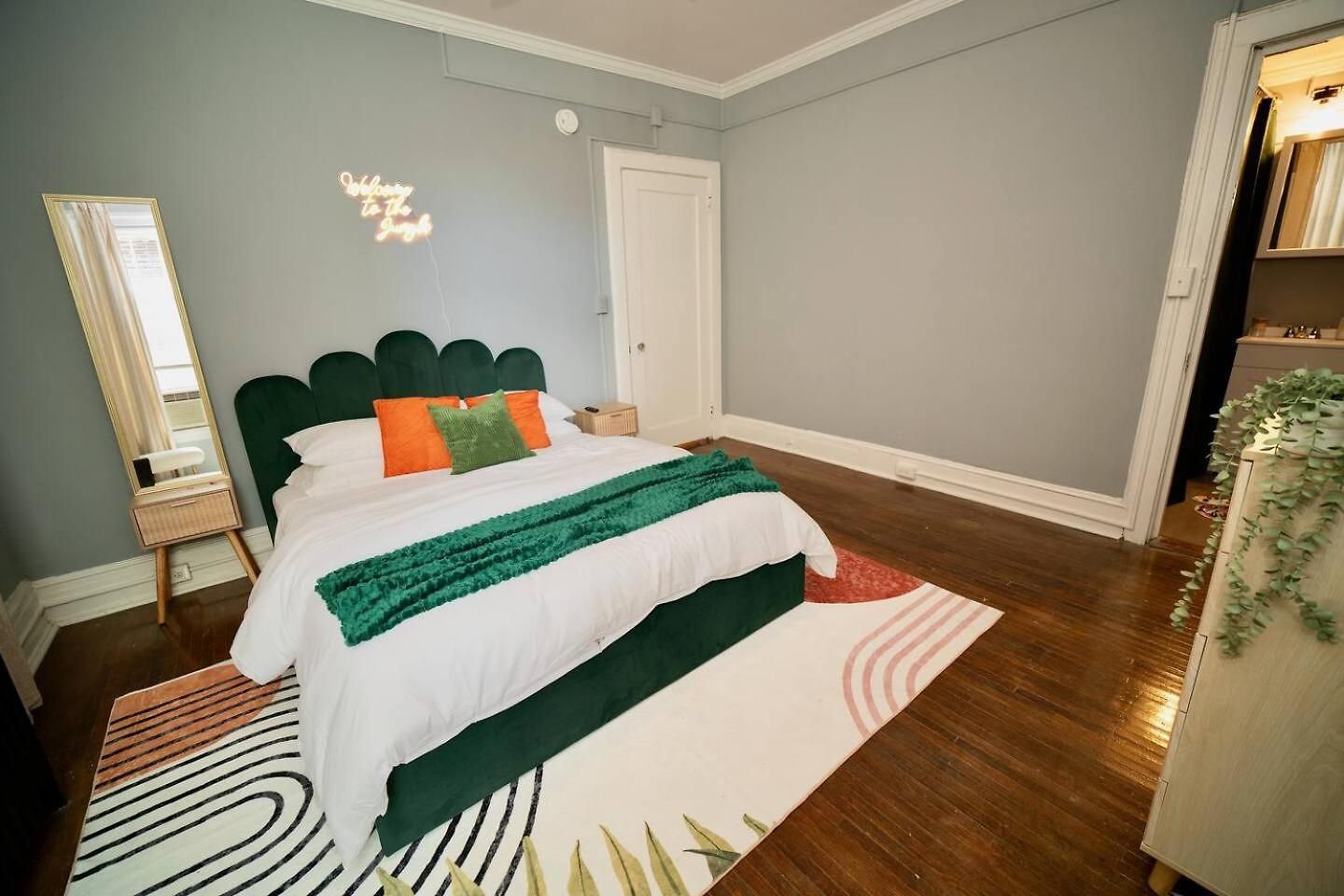 Apartment Uptown Funk Getaway With Parking & Walk To Stadiums, Nightlife