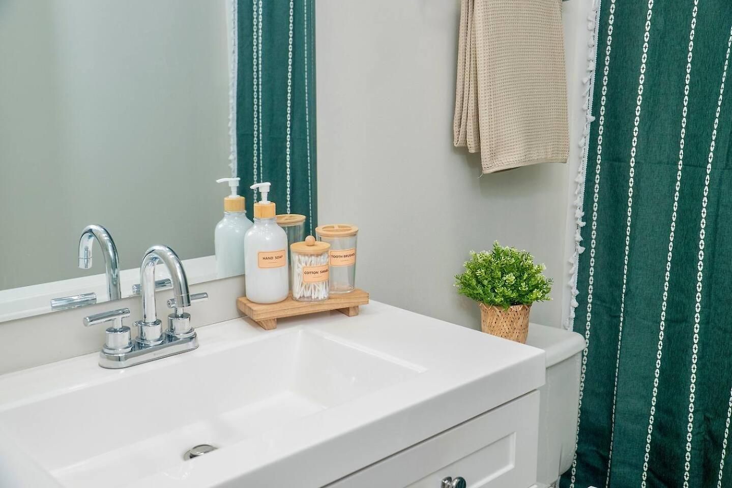 Uptown Luxe Retreat With Parking & Walk To Center Apartment *