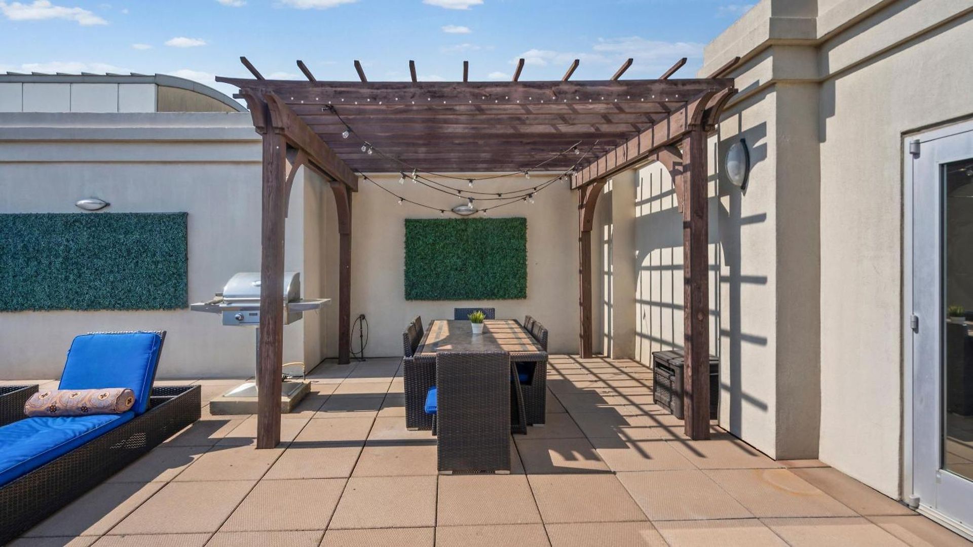 Walk To Boa & Truist, Luxury 2br With Pool Patio Apartment Charlotte
