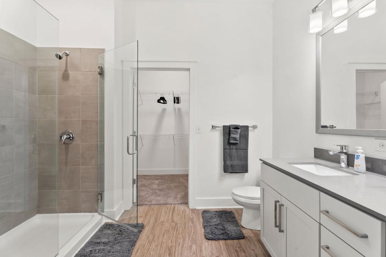 Apartment Lights Retreat - Pool, Central, Free Parking