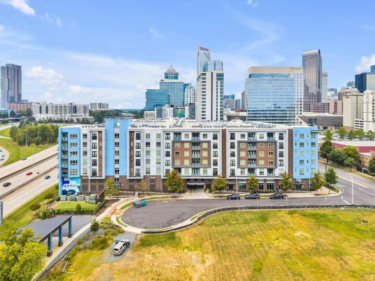 Uptown Escape - Free Parking, Pool, Walkable Apartment *