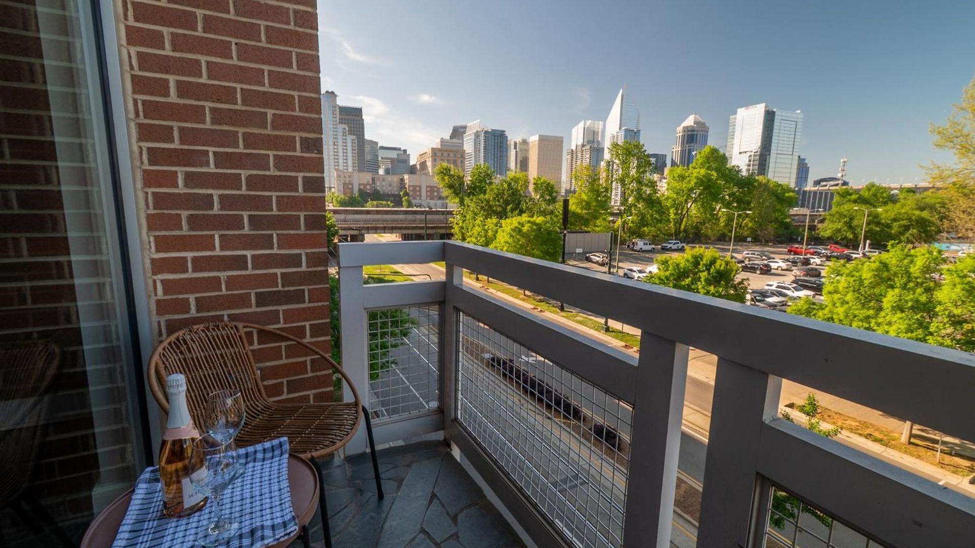 Modern Uptown Loft - Corporate-ready - Views