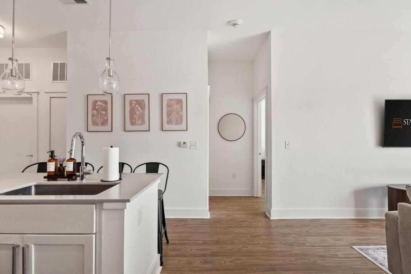 Skyline - Free Parking, Pool, Views Apartment Charlotte