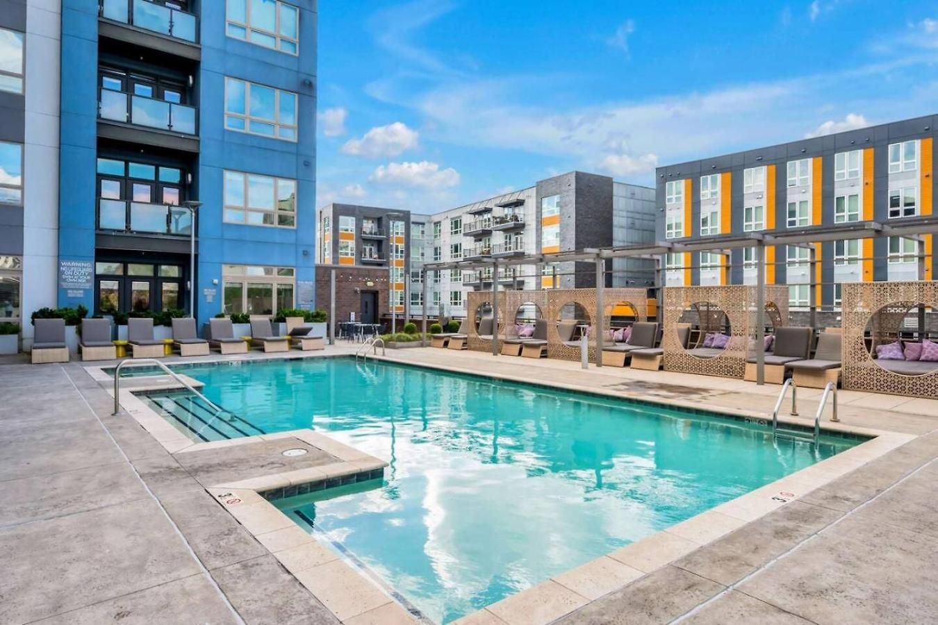Uptown Escape - Free Parking, Pool, Walkable Charlotte