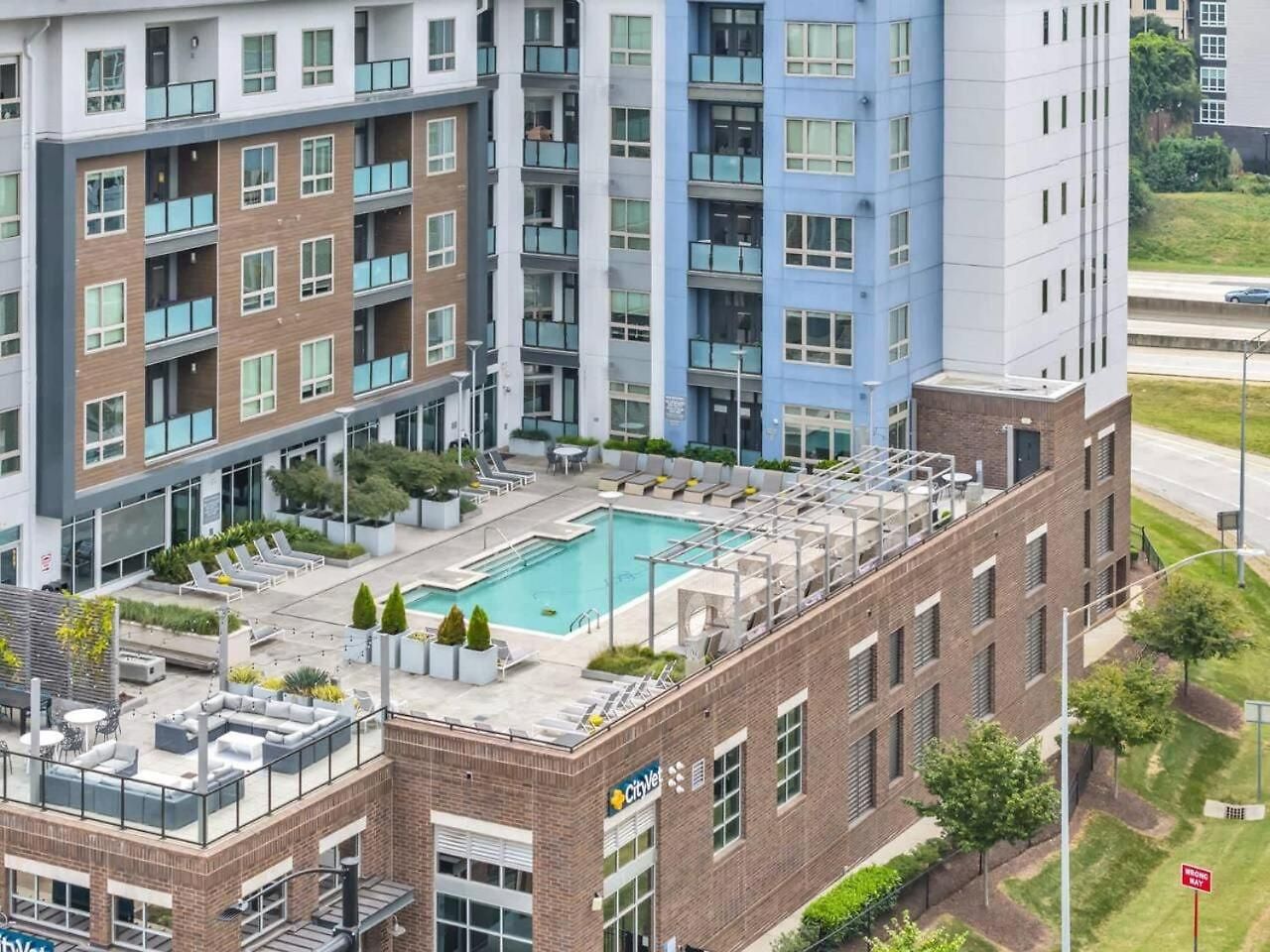 Uptown Escape - Free Parking, Pool, Walkable