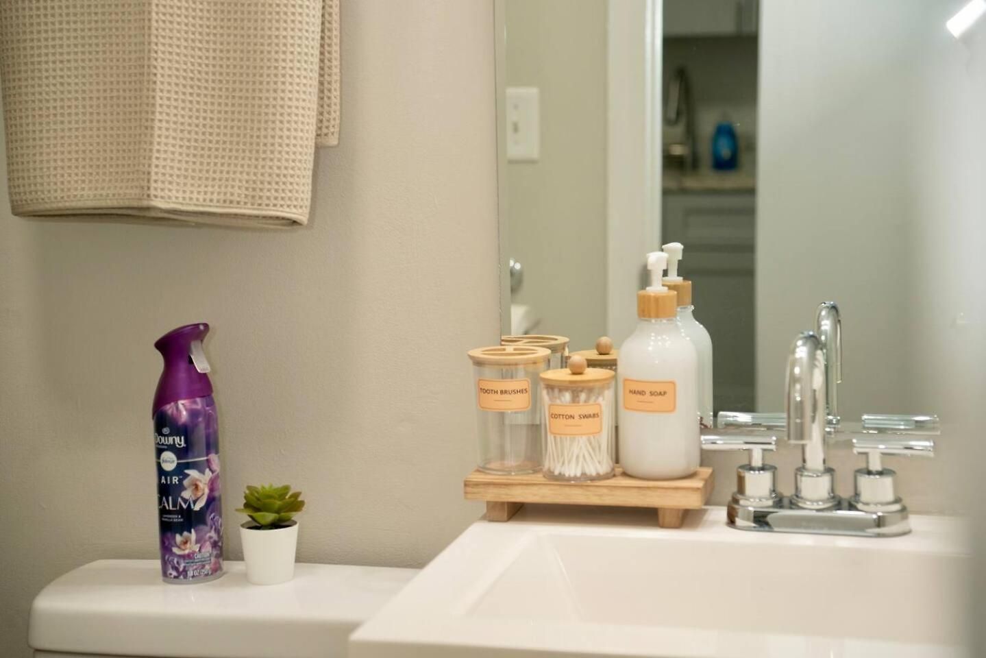 Uptown Luxe Retreat With Parking & Walk To Center *
