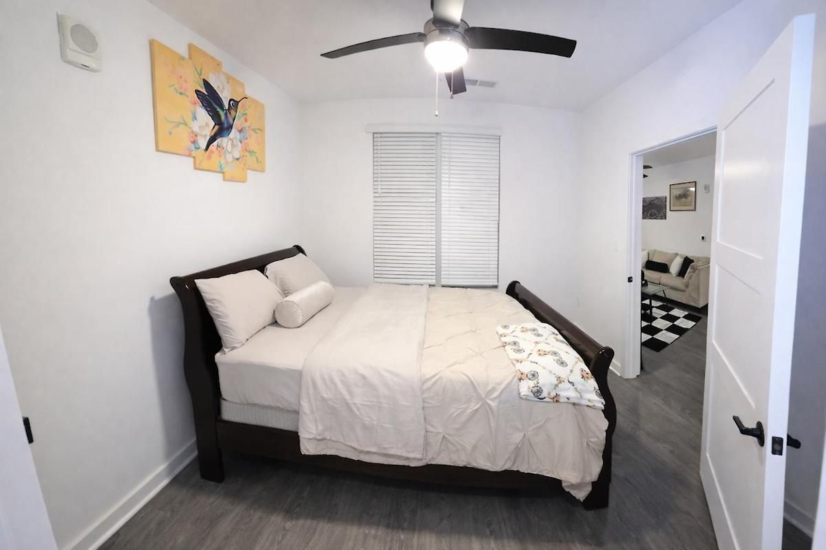 Luxurious 2br 2br Uptown Oasis, Boa, Nascar, Airport And View With Free Parking Apartment *