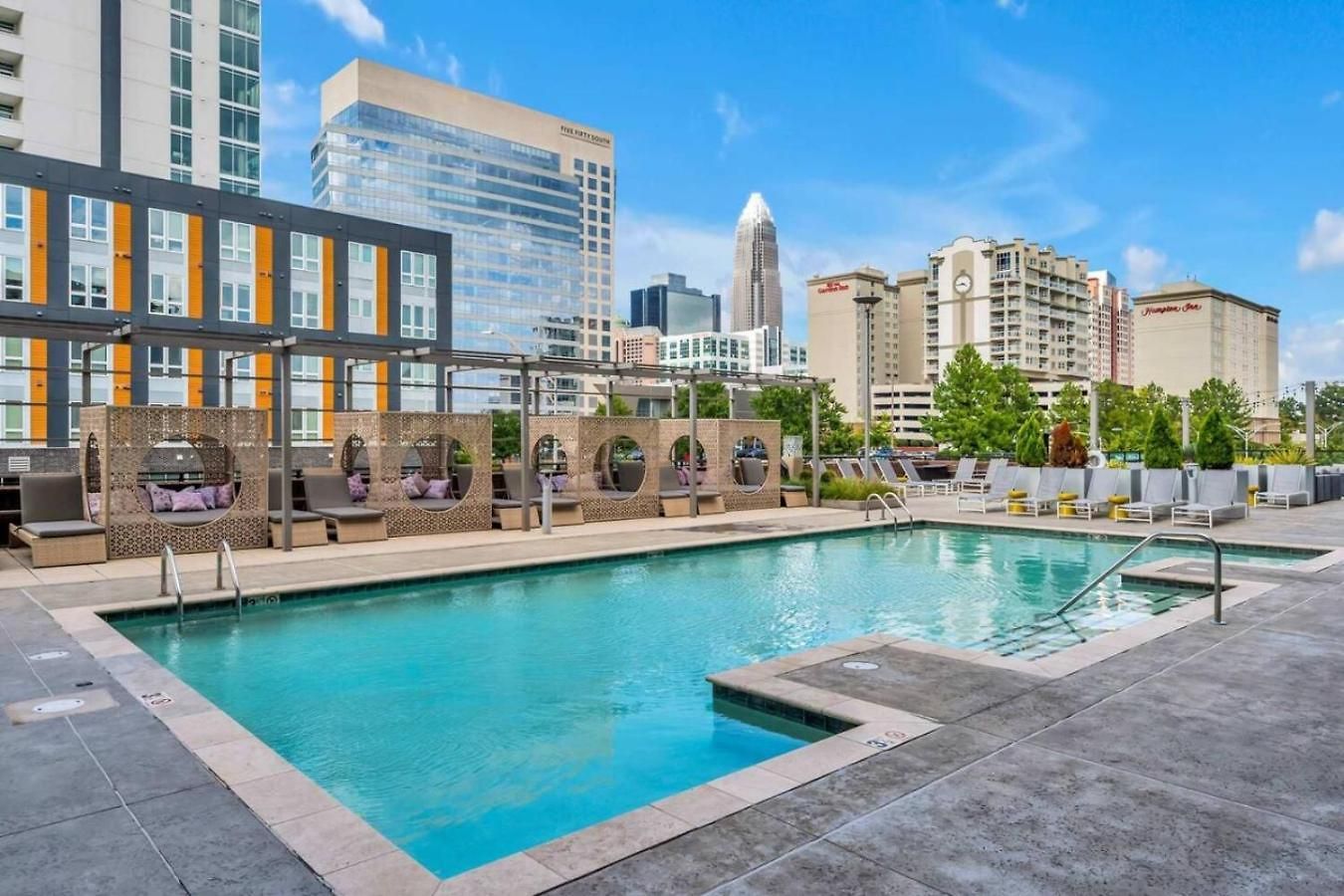 Uptown Escape - Free Parking, Pool, Walkable Apartment Charlotte