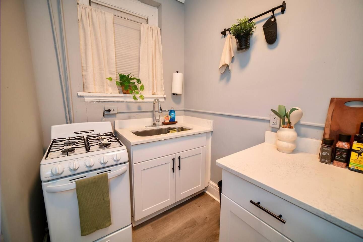 Apartment Uptown Funk Getaway With Parking & Walk To Stadiums, Nightlife