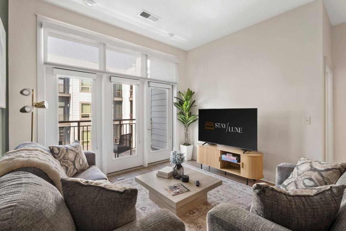 Queen Haven - Free Parking, Pool, Balcony * Charlotte
