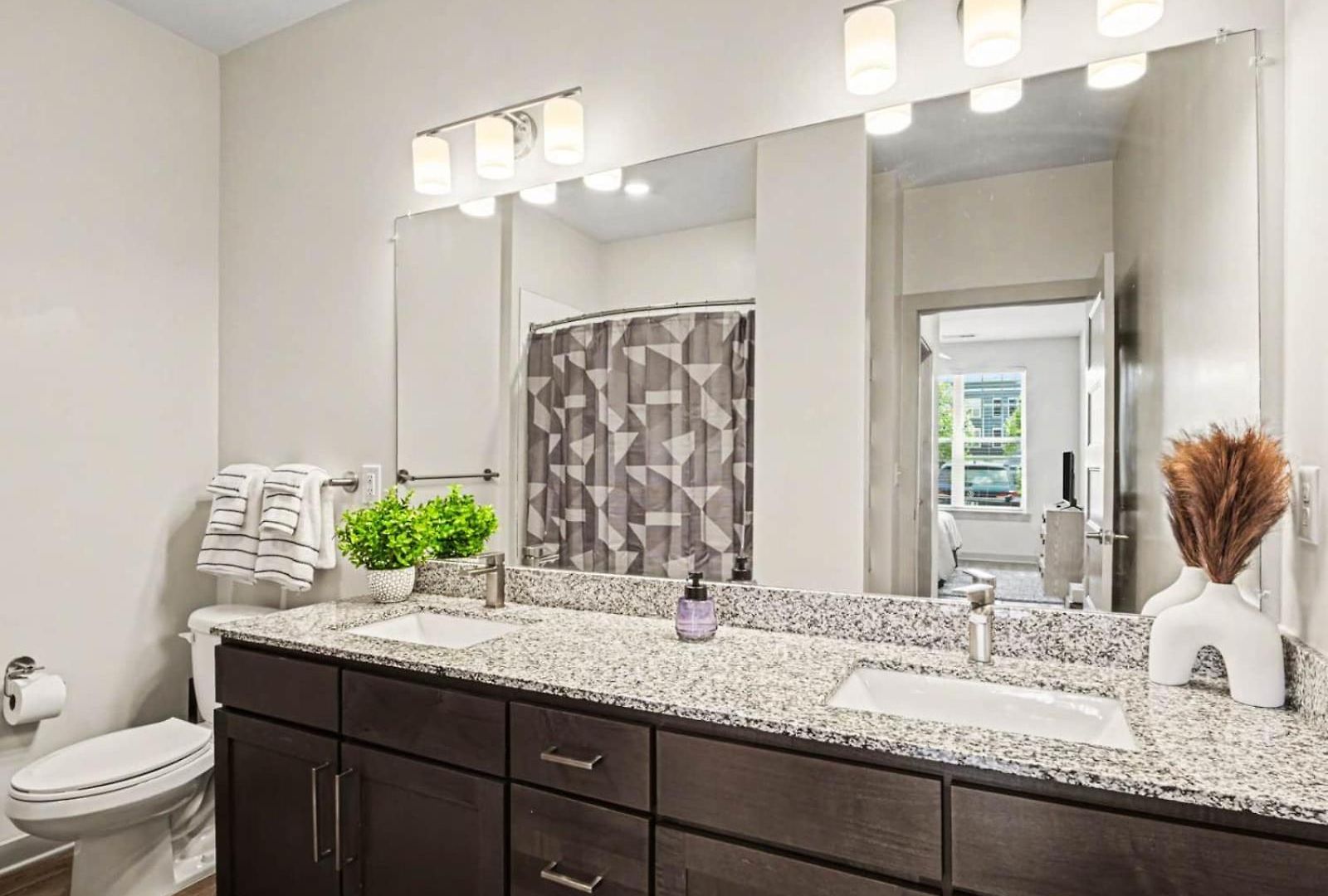 Luxury 2br Near Uptown | Noda & Light Rail