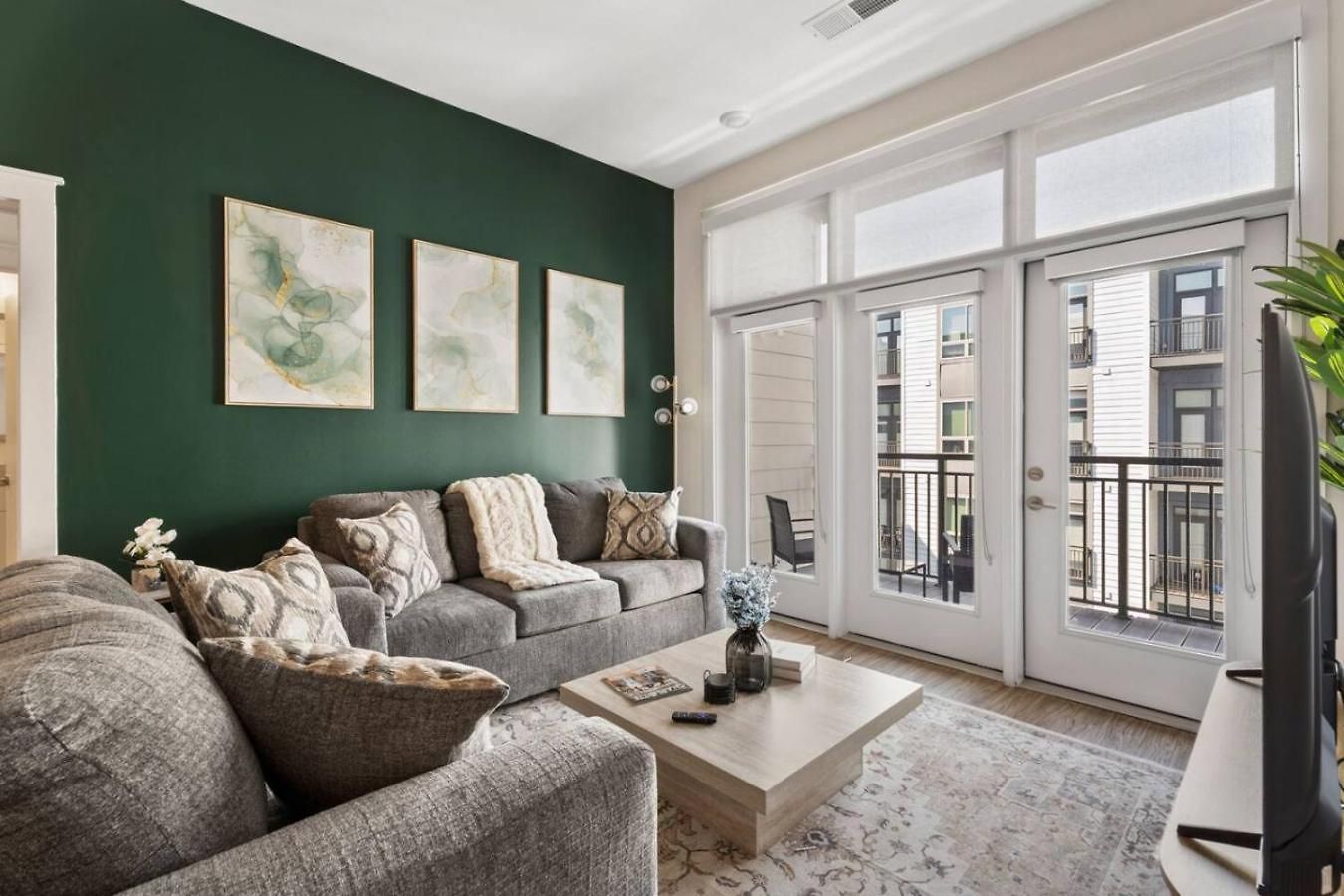 Apartment Queen Haven - Free Parking, Pool, Balcony Charlotte