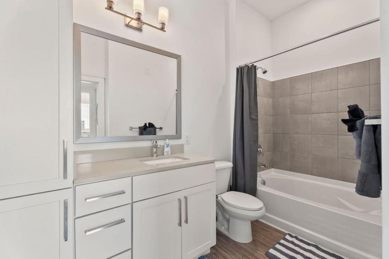 Skyline - Free Parking, Pool, Views Apartment