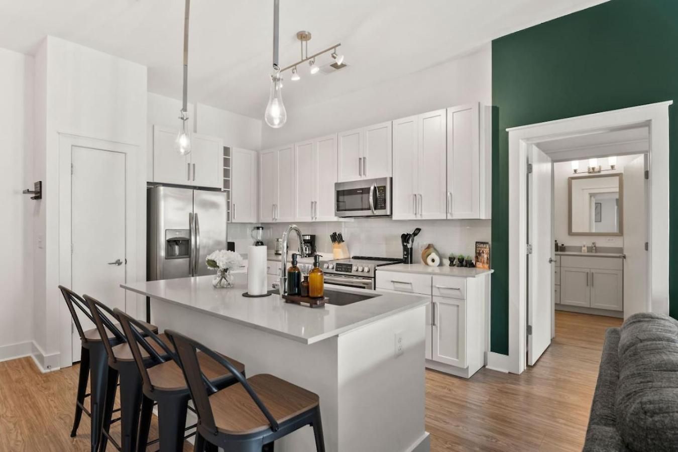 Queen Haven - Free Parking, Pool, Balcony