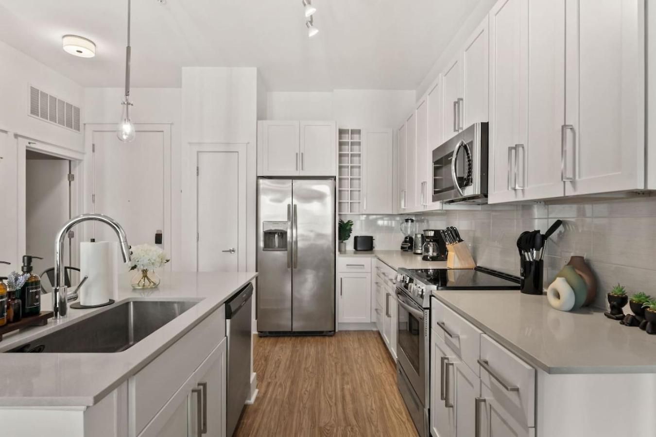 Apartment Queen Haven - Free Parking, Pool, Balcony *