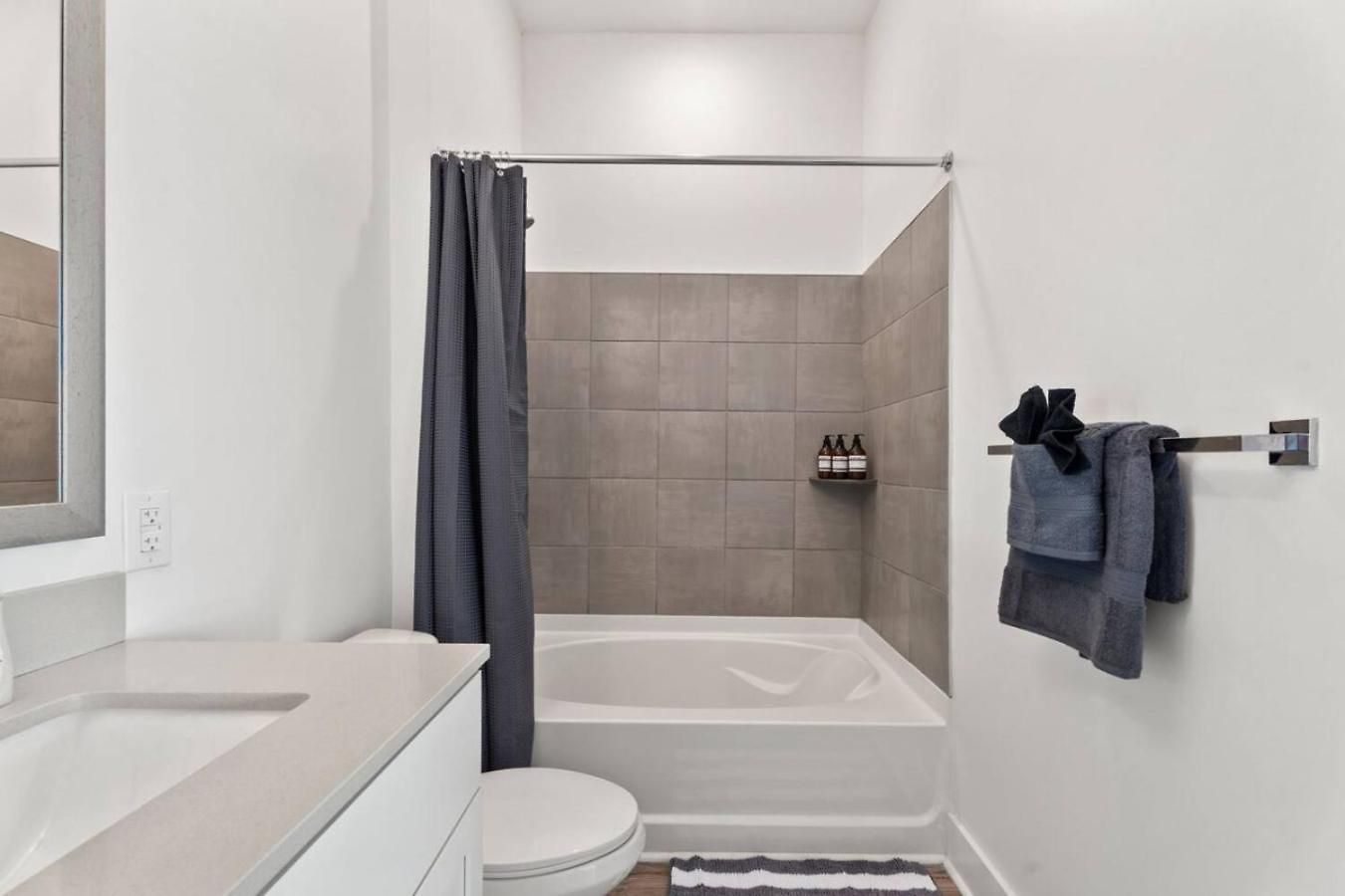 Apartment Skyline - Free Parking, Pool, Views