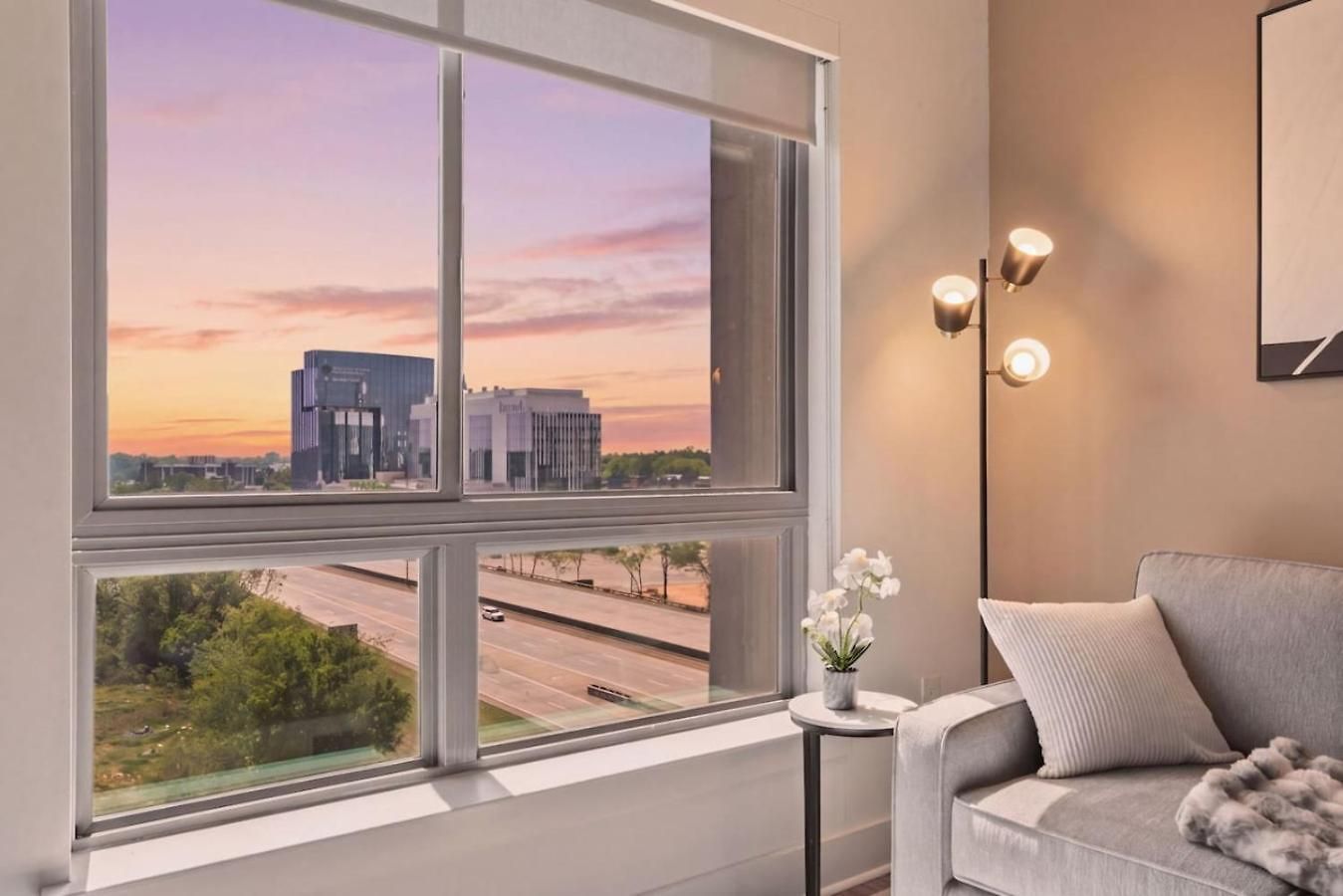 Skyline - Free Parking, Pool, Views Charlotte