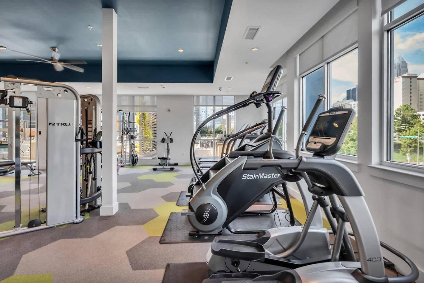 Uptown Escape - Free Parking, Pool, Walkable Apartment