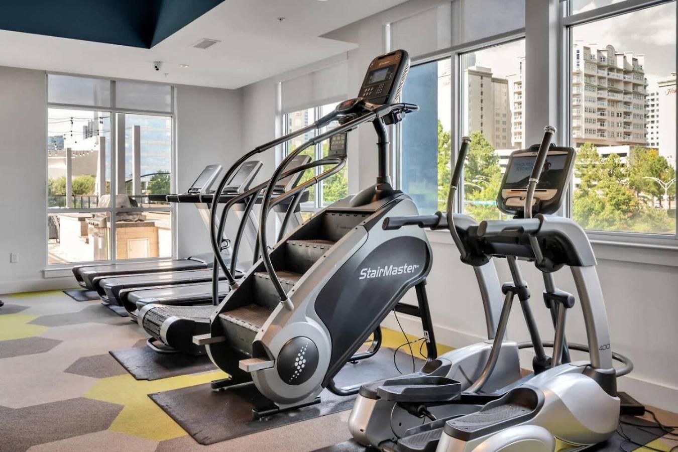 Uptown Escape - Free Parking, Pool, Walkable Apartment *