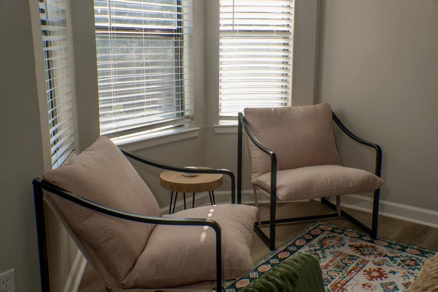 Uptown Luxe Retreat With Parking & Walk To Center Apartment