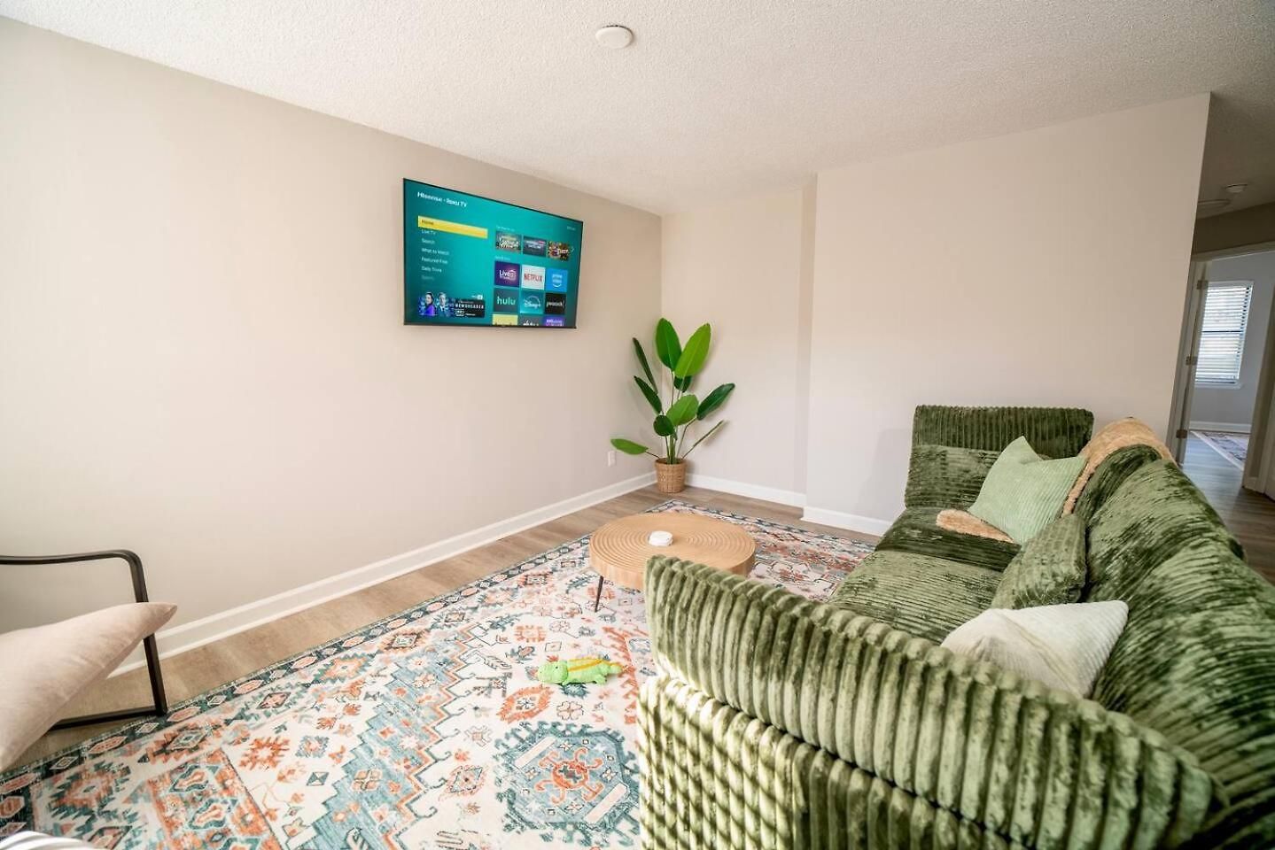 Uptown Luxe Retreat With Parking & Walk To Center Apartment *