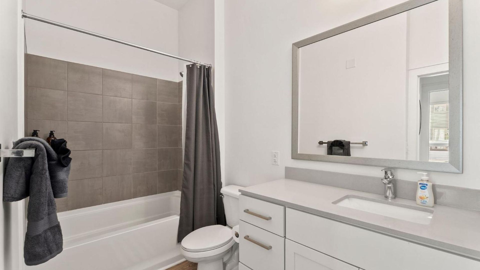 Carolina Charm - Free Parking, Pool, Gym Charlotte