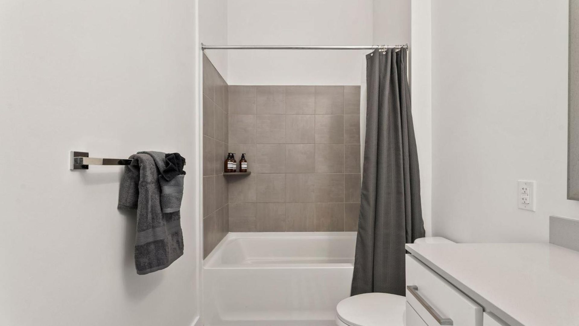 Carolina Charm - Free Parking, Pool, Gym Apartment