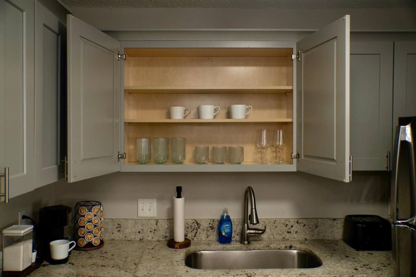Uptown Luxe Retreat With Parking & Walk To Center *