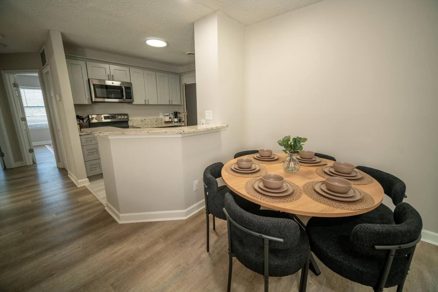 Uptown Luxe Retreat With Parking & Walk To Center Apartment