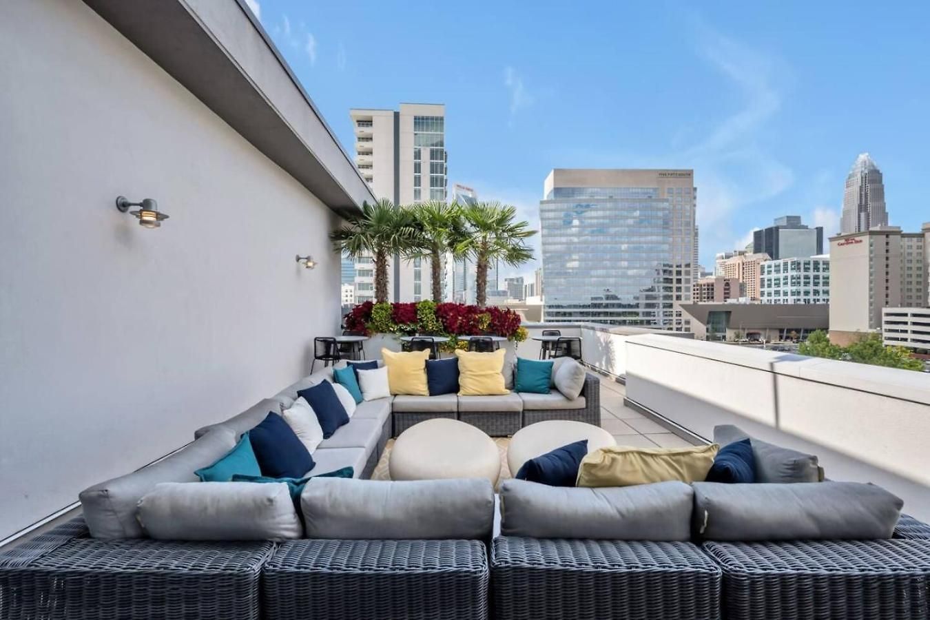 Apartment Skyline - Free Parking, Pool, Views