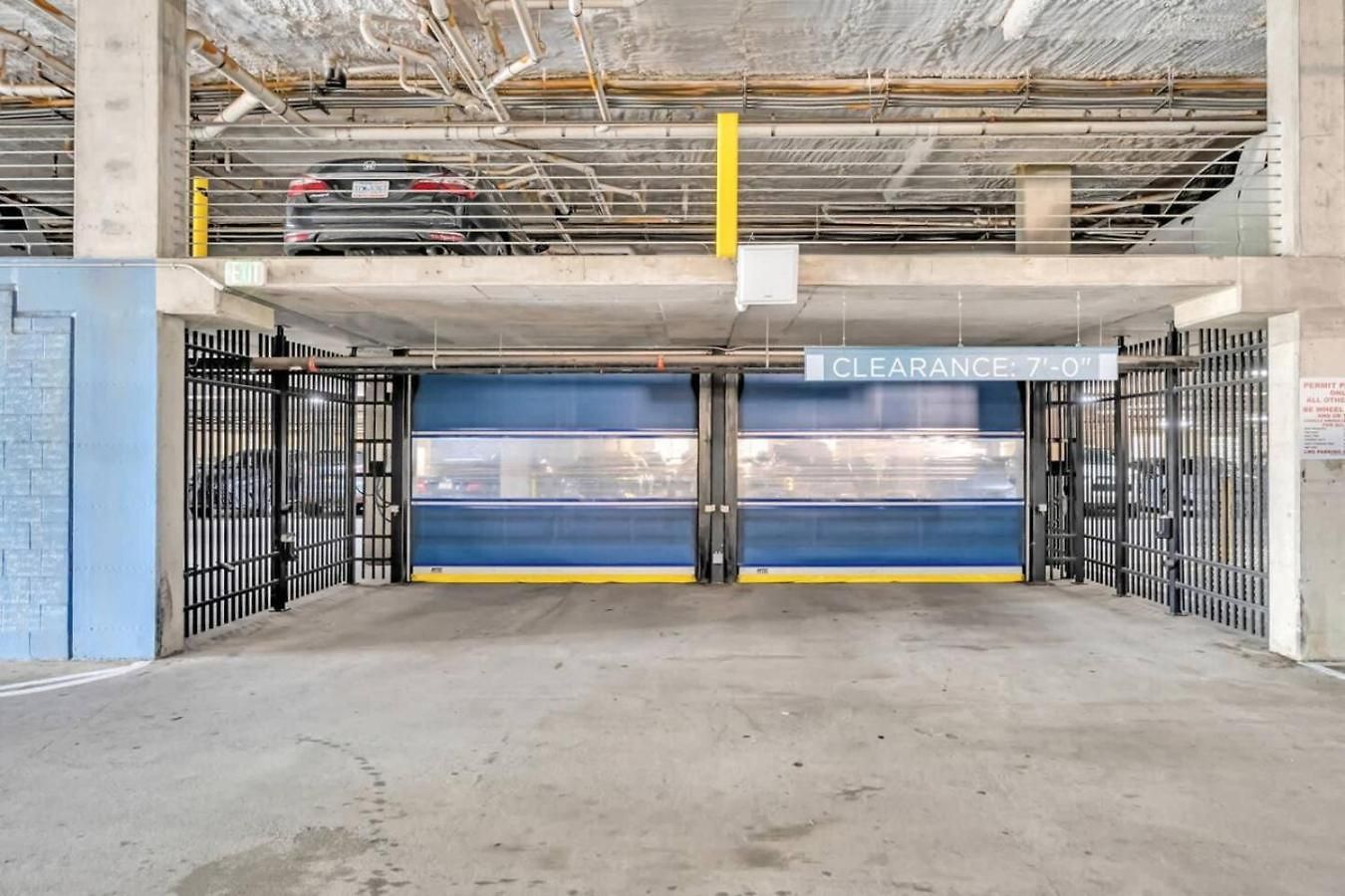 Apartment Uptown Escape - Free Parking, Pool, Walkable *