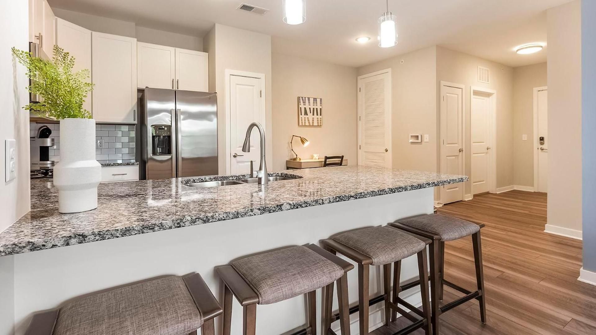 Landing Stunning 1bd Pool Yoga Apartment