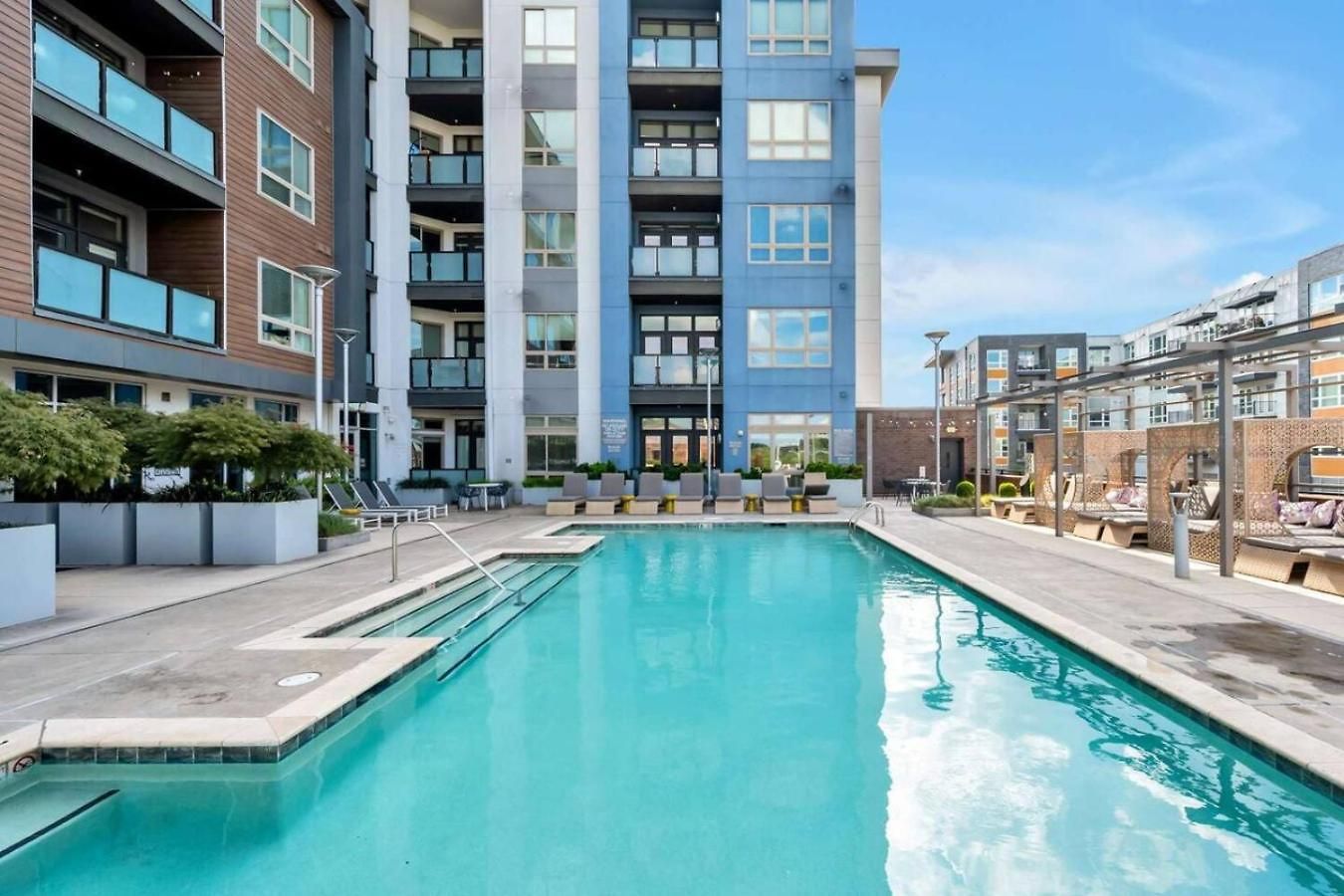 Skyline - Free Parking, Pool, Views Apartment Charlotte