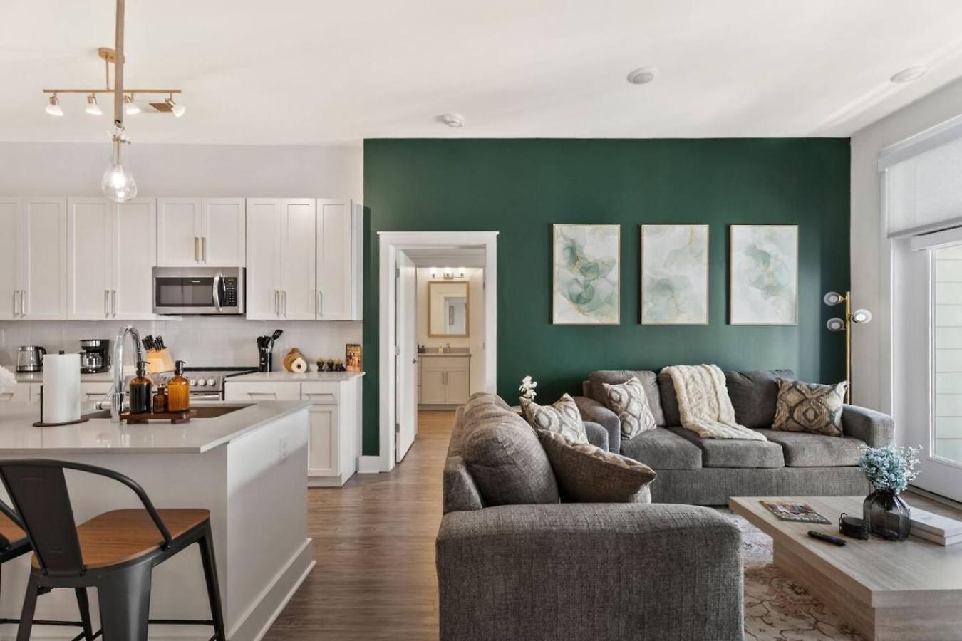 Apartment Queen Haven - Free Parking, Pool, Balcony Charlotte
