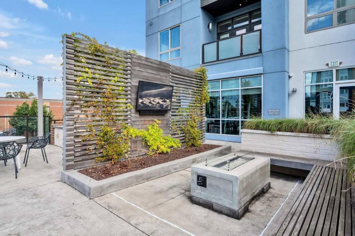 Skyline - Free Parking, Pool, Views Charlotte