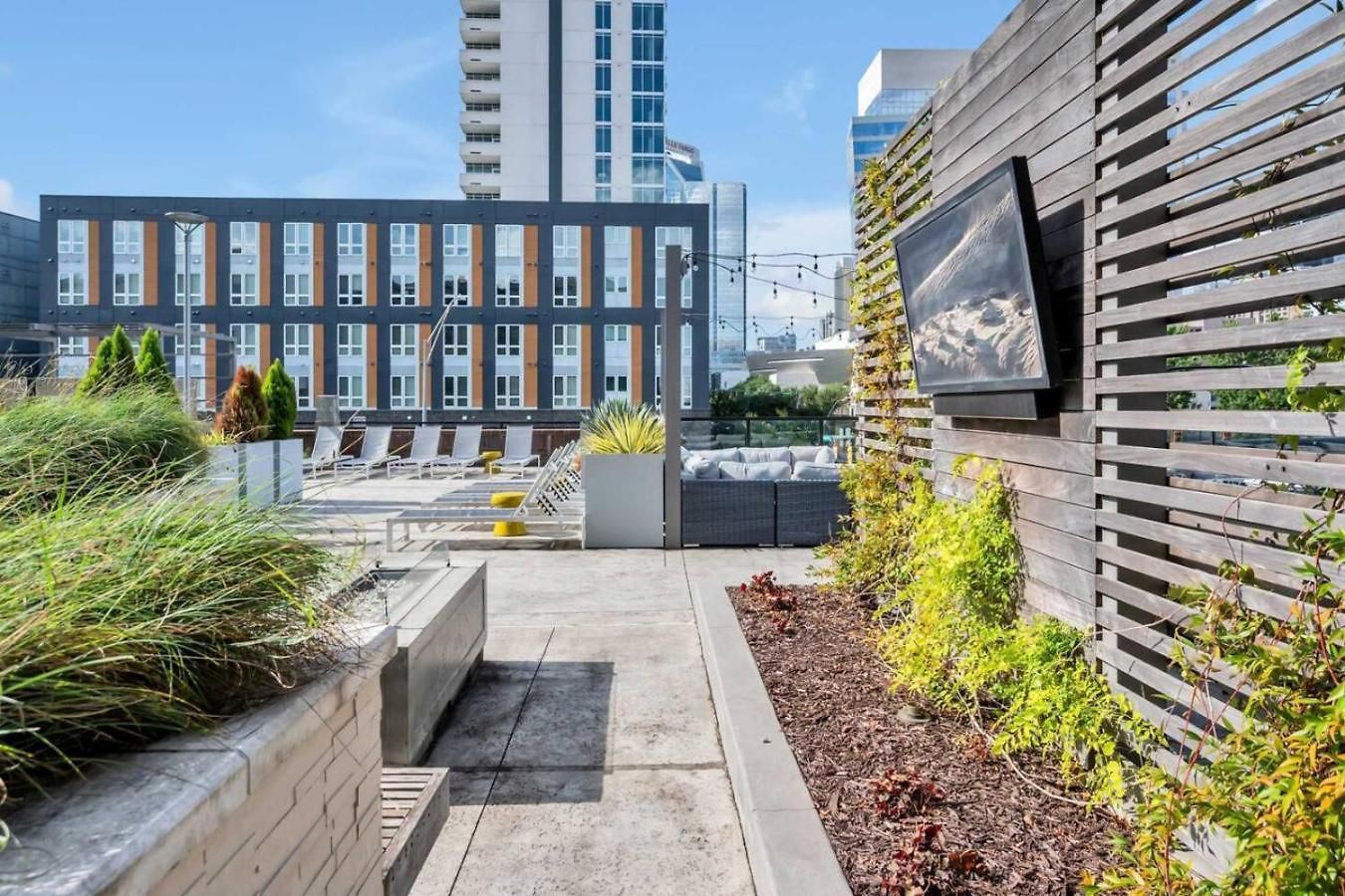 Skyline - Free Parking, Pool, Views Apartment *